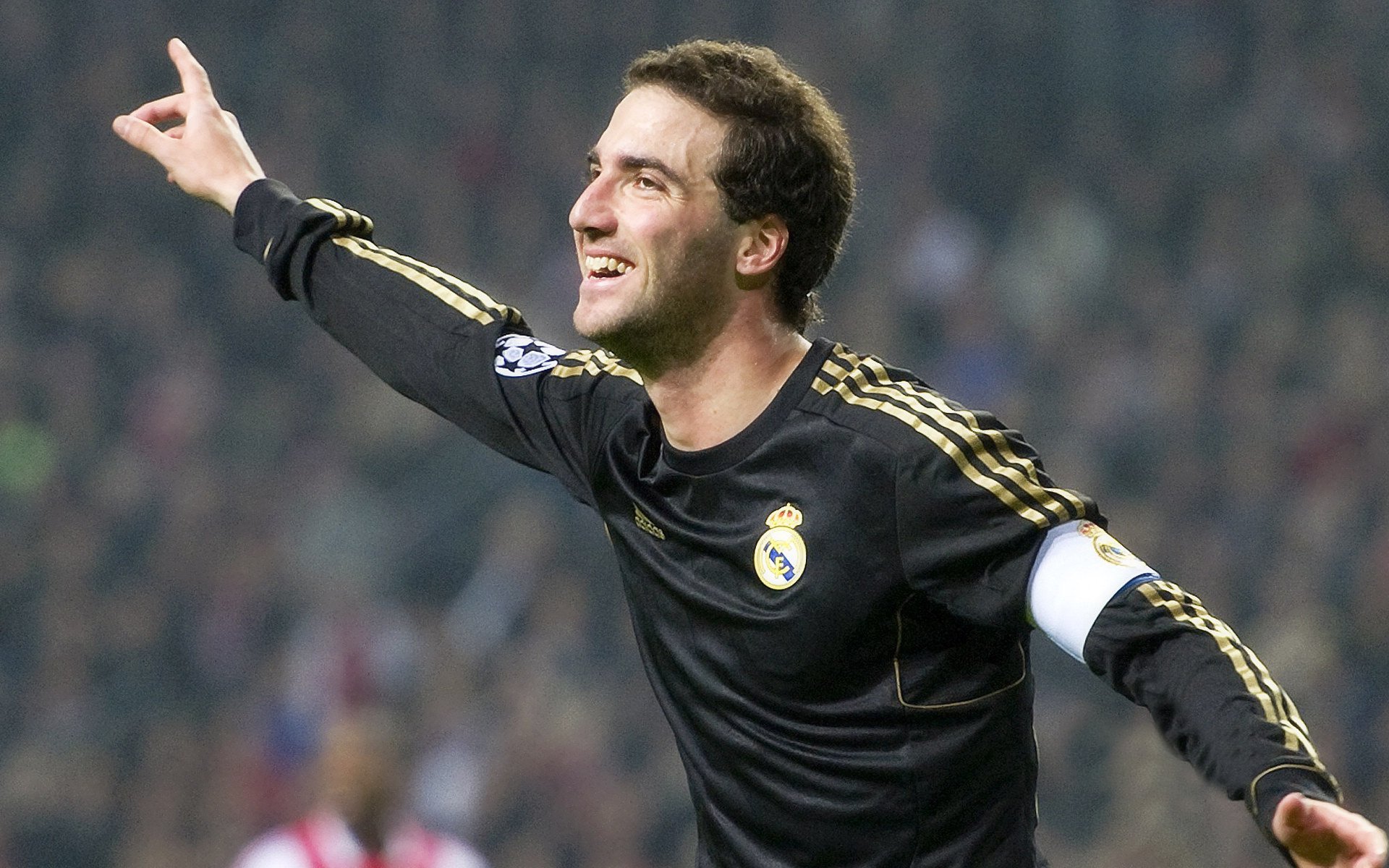 12小时室内耐力骑行赛 参与者在音乐陪伴下完成“骑到天亮”